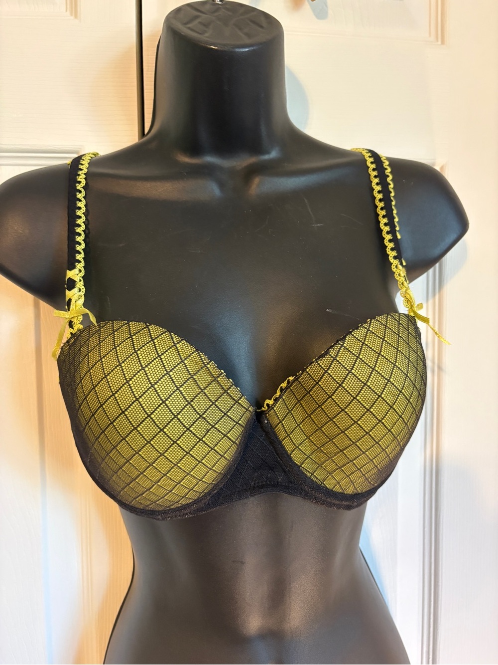 La Vie En Rose Yellow and Black Lace-Trim Push-Up Bra